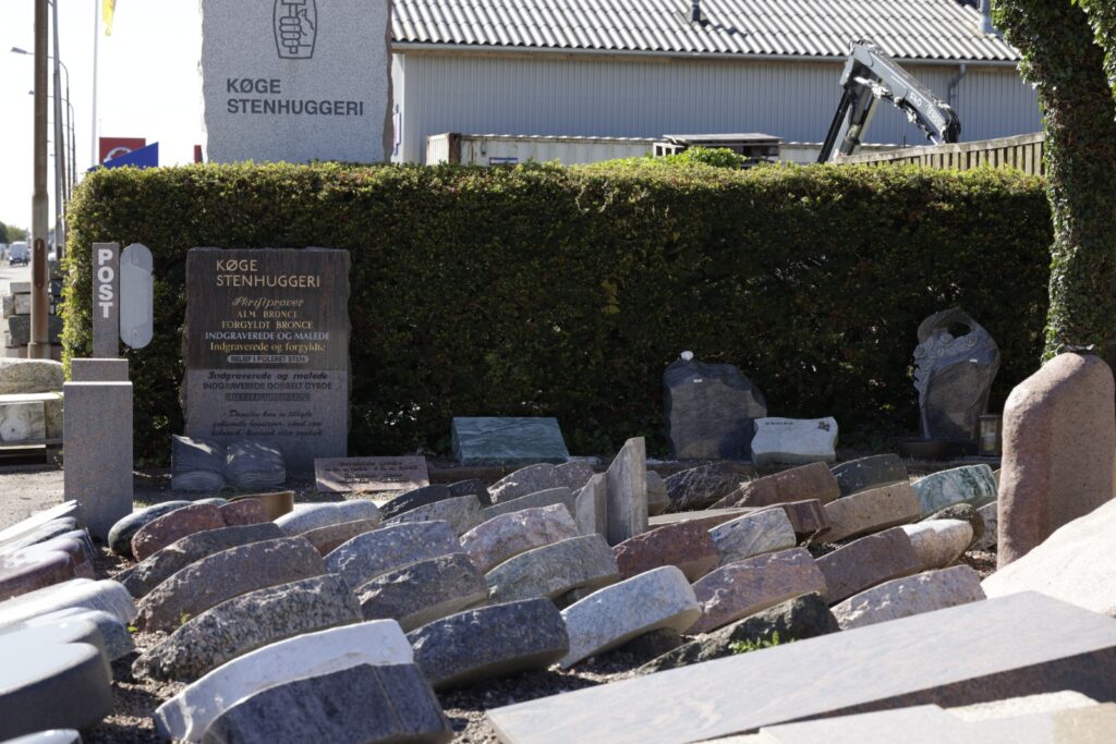 Udstilling af unikke mindesten og gravsten fra Unika Mindesten, med forskellige stenarter.