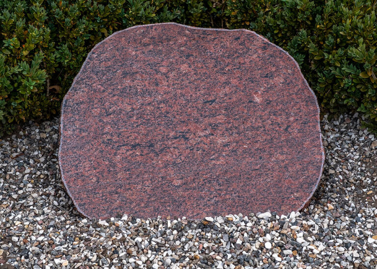 Gravsten lavet af poleret vonga granit