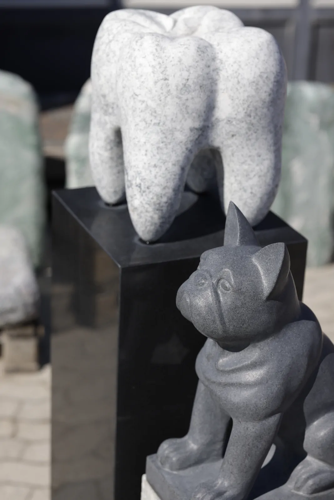 Håndhugget granitskulptur og tilbehør til gravsted i massiv granit