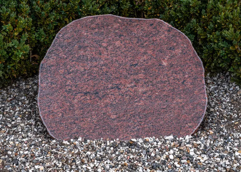 Gravsten lavet af poleret vonga granit