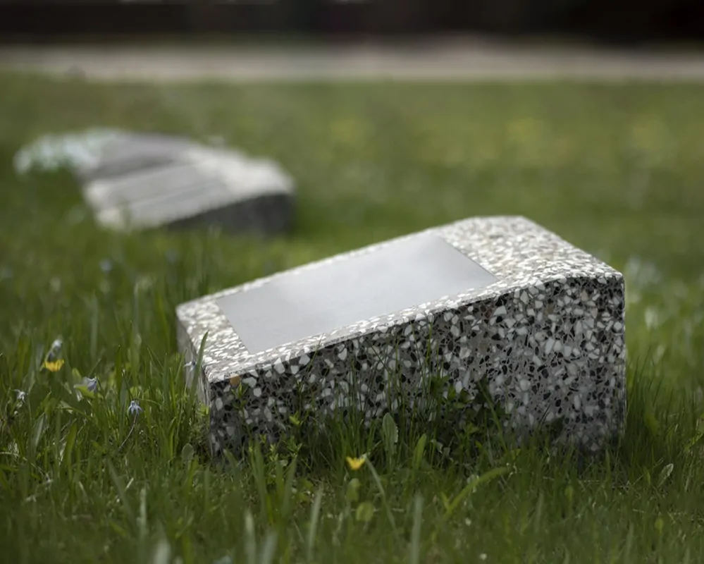 Rustik natursten og overskåret marksten med rå overflade som mindesten.